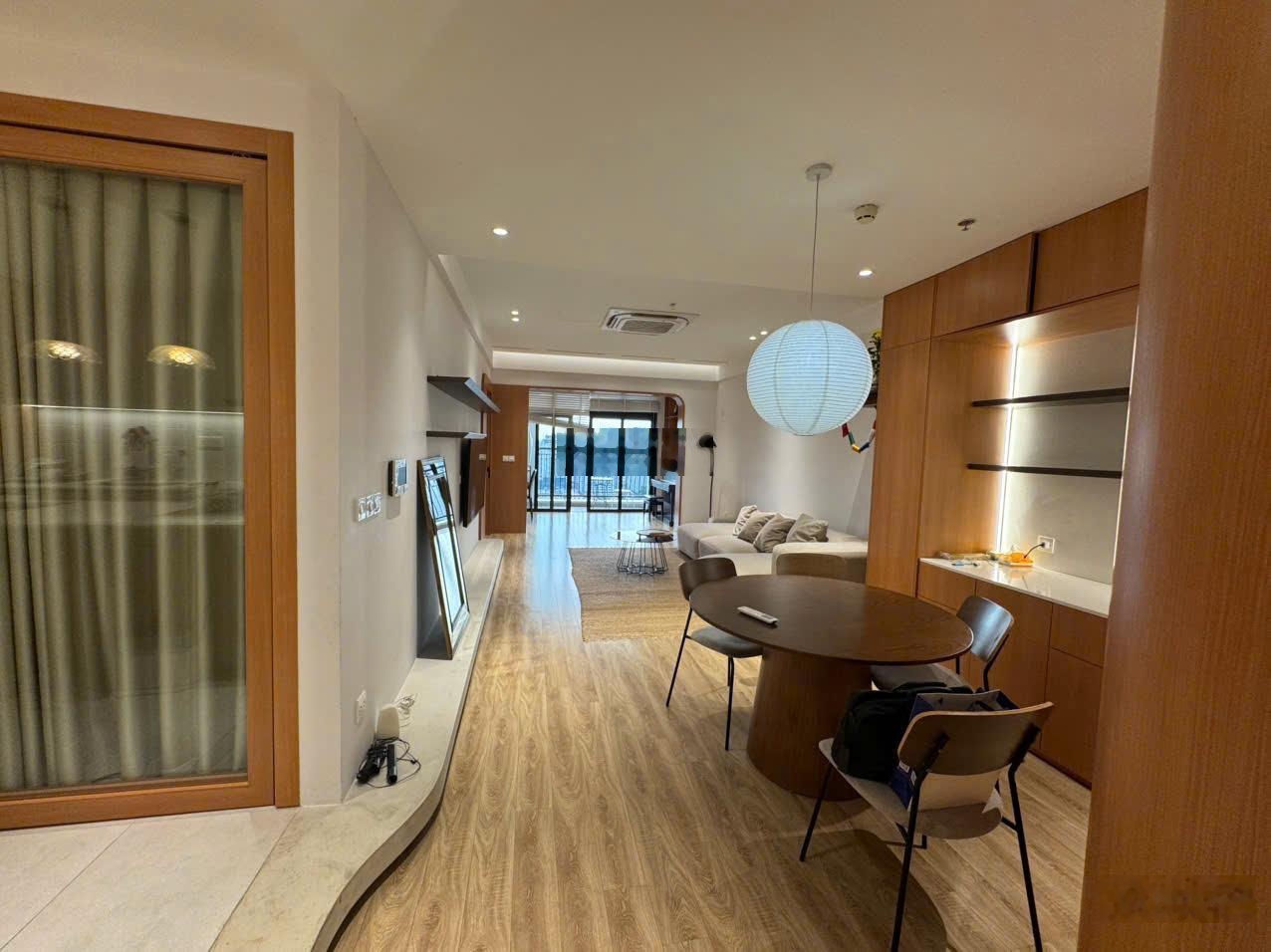 Cho thuê căn 2 phòng ngủ đã sửa lại 109m2 R2 Vinhomes Royal City giá 20tr - Em Sơn Royal