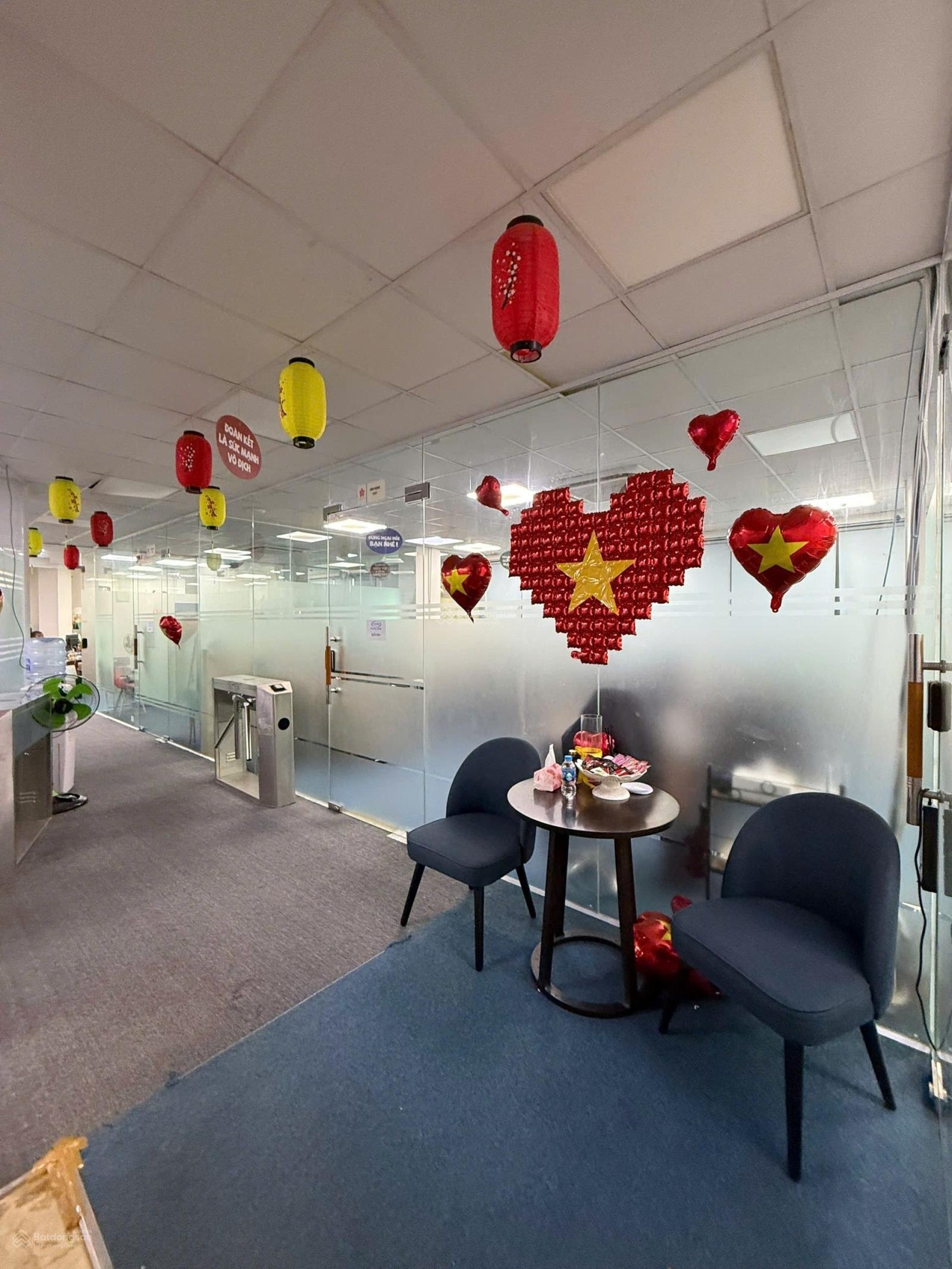 Cho thuê sàn văn phòng. Diện tích 220m2, mặt tiền rộng, view hồ. Đủ nội thất vách, điều hòa.