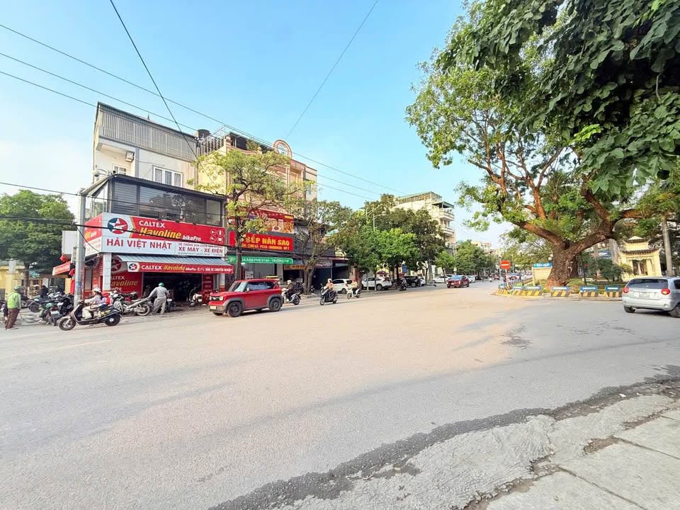 Bán nhà 3 tầng, 2 mặt tiền đắc địa tại ngã ba Bia, dòng tiền 400 triệu/năm, giá chào 24 tỷ