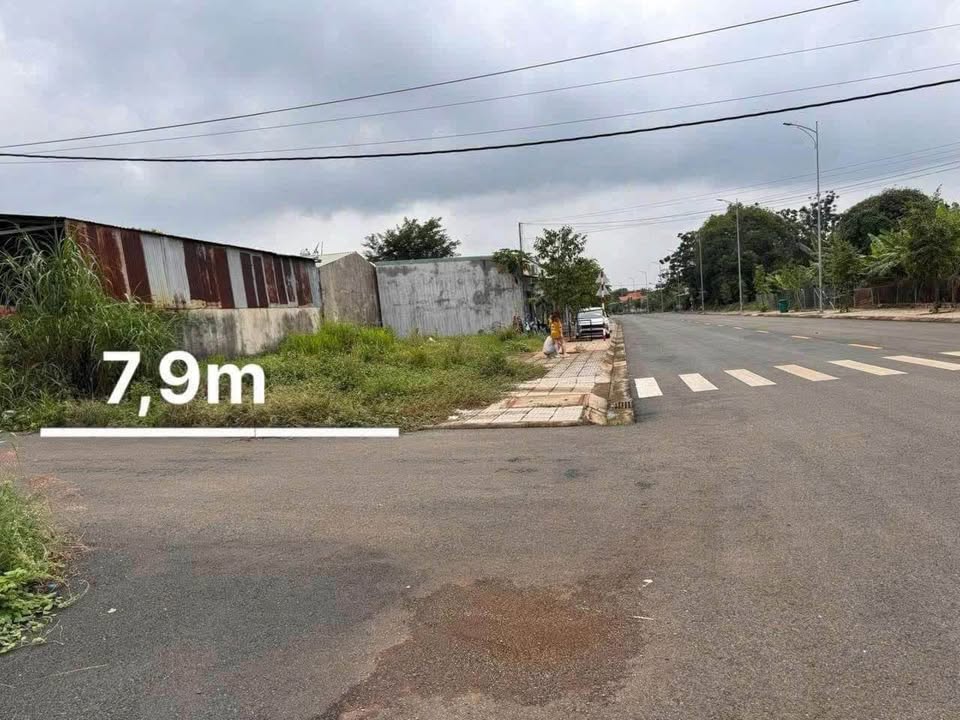 Bán nhà mặt tiền đường D5 rộng rãi, ngay Hương Lộ 3, vị trí đẹp, lưu thông thuận tiện, giá 2.75 tỷ