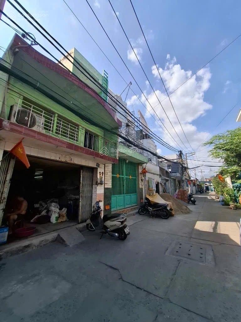 Chính chủ, nhà nát tiện xây mới 67,5m2 Liên Khu 10 - 11, giáp vòng xoay Phú Lâm Q6 hẻm xe hơi thông