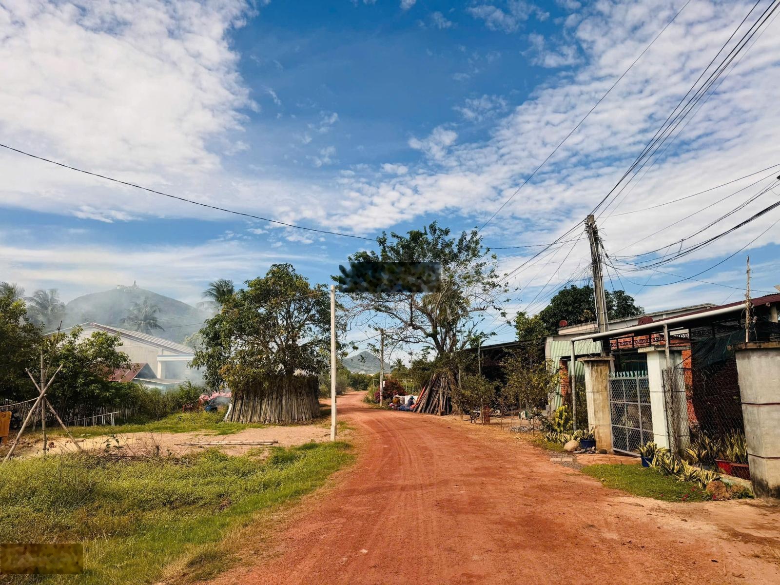 Đất nền tây ninh view núi bà, full thổ cư đầu tư tốt giá chỉ hơn 200triệu sổ sẵn công chứng liền.