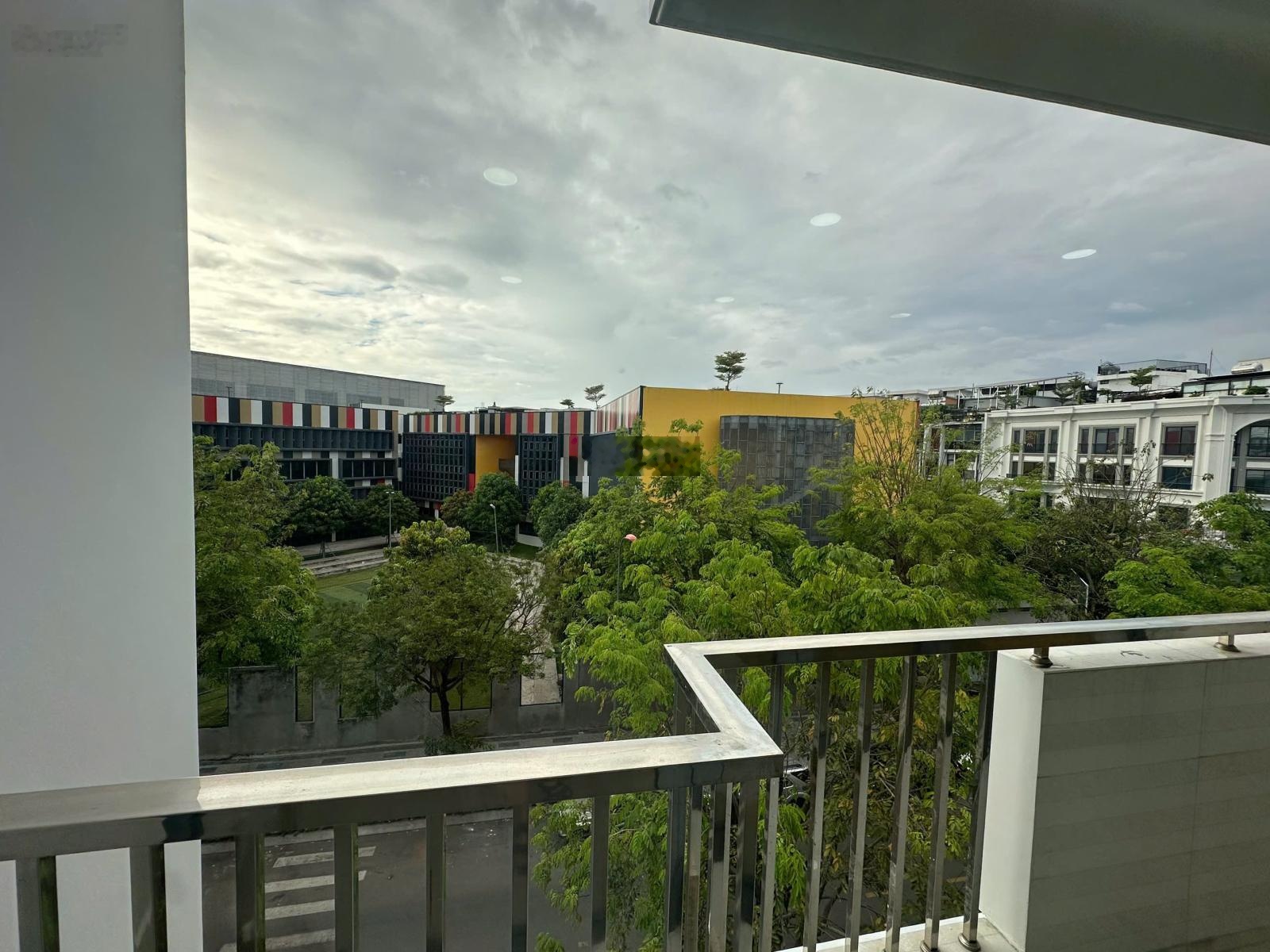 Cho thuê Văn Phòng KDT Vạn Phúc City giá 7.5tr full nội thất văn phòng diện tích: 30m2, có ban công