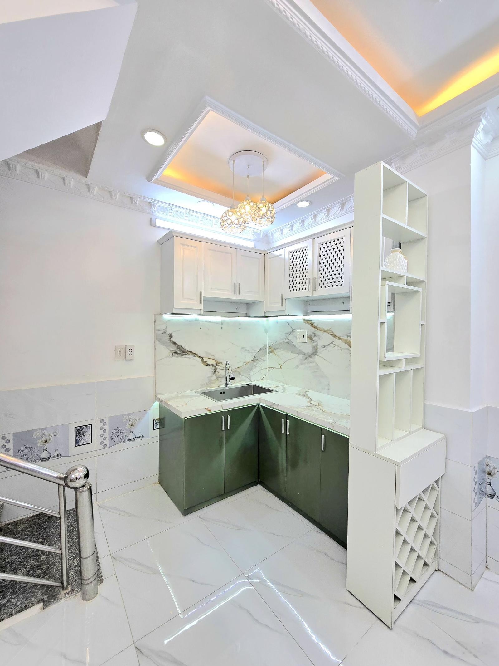 Bán nhà 2 lầu lô nhì - xe hơi tới gần nhà - hẻm thoáng