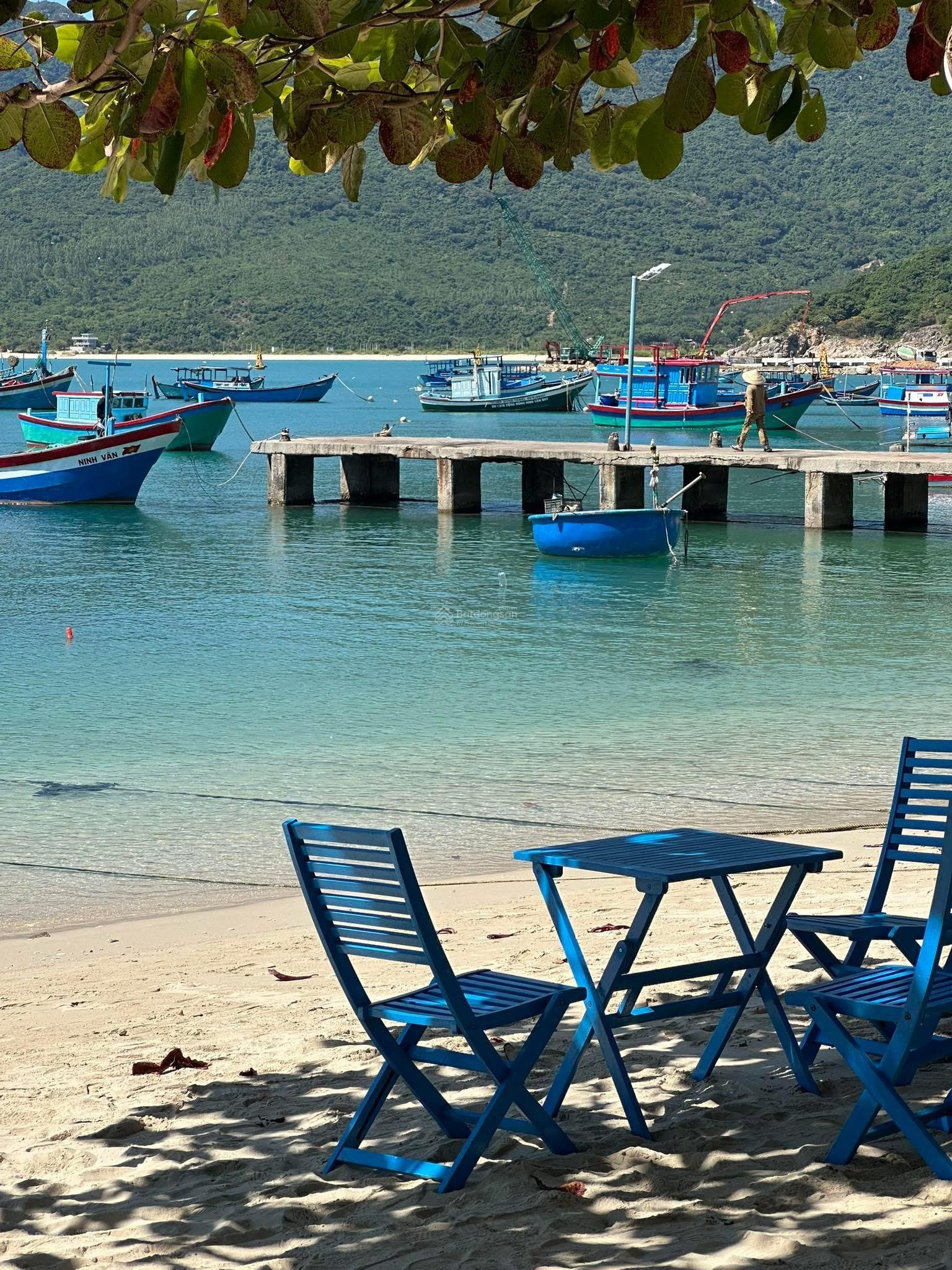 Cần bán gấp lô đất Wiev trực diện biển ninh vân vị trí đẹp nhất khu. DT: 1600m2. Ngang 30m. Giá tốt