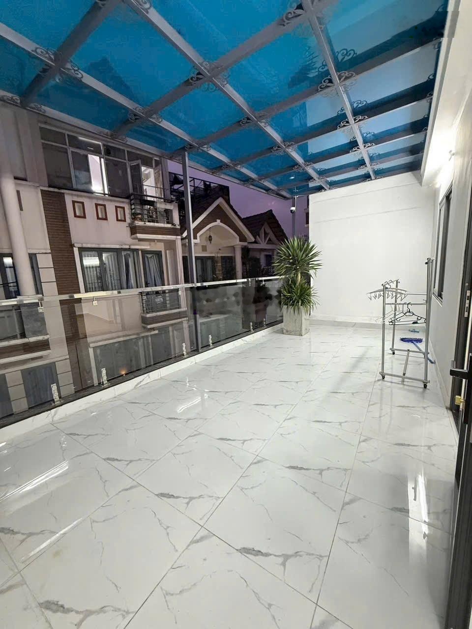 siêu hiếm- sát đg Phạm Văn Đồng- Bình Thạnh- 4 tầng lầu, ô tô ngủ trong nhà - 4 phòng ngủ