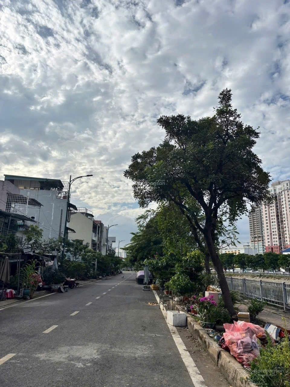 Hưng phú quận 8, sát quận 5 quận 1, dt 45m2 5 tầng 4pn, sát mặt tiền. chỉ 5t hơn xíu