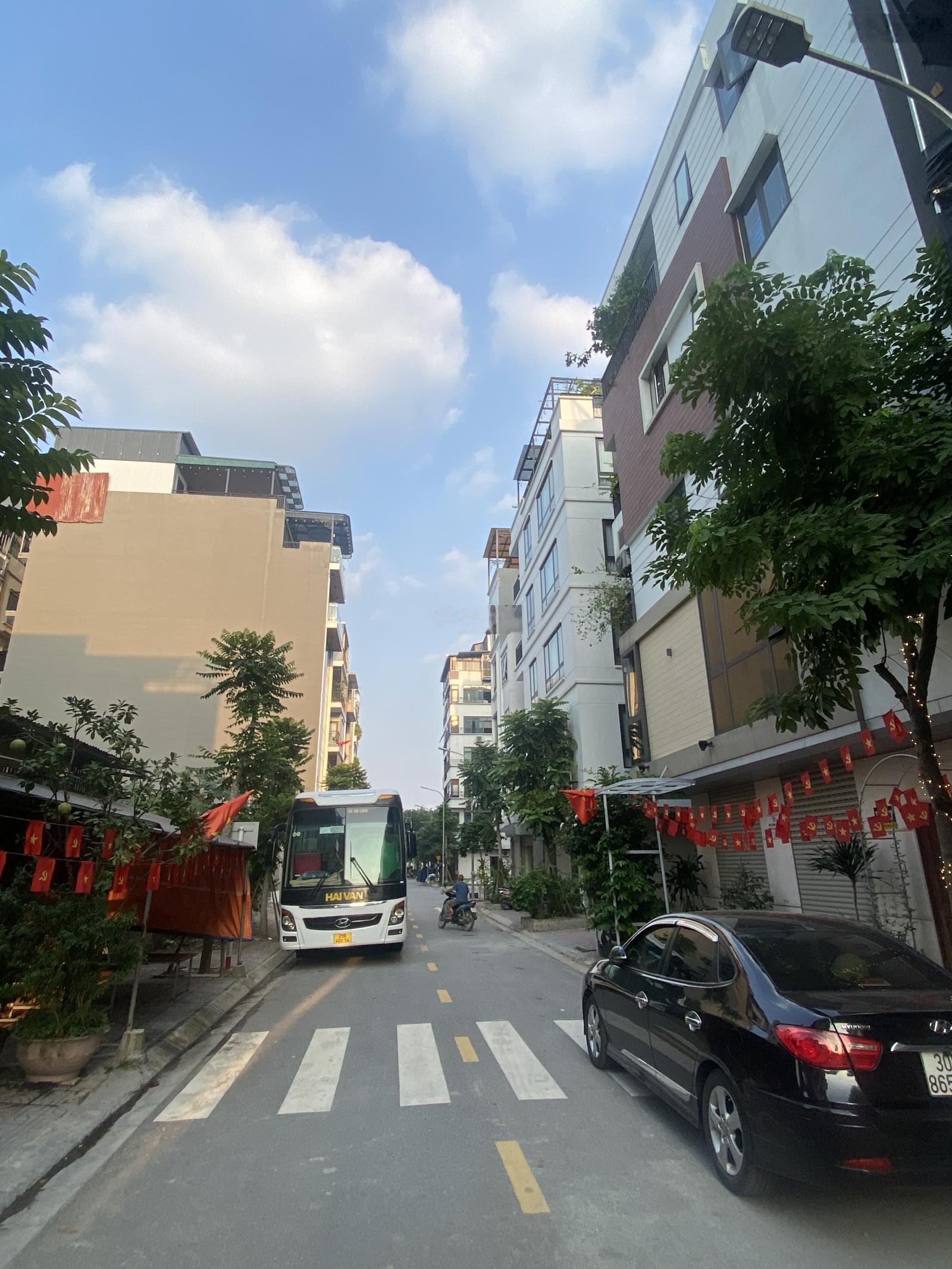 Chính chủ gia đình cần bán mảnh đất 75m2 lô góc khu tái định cư Ngọc Thụy, cách công viên 20 m