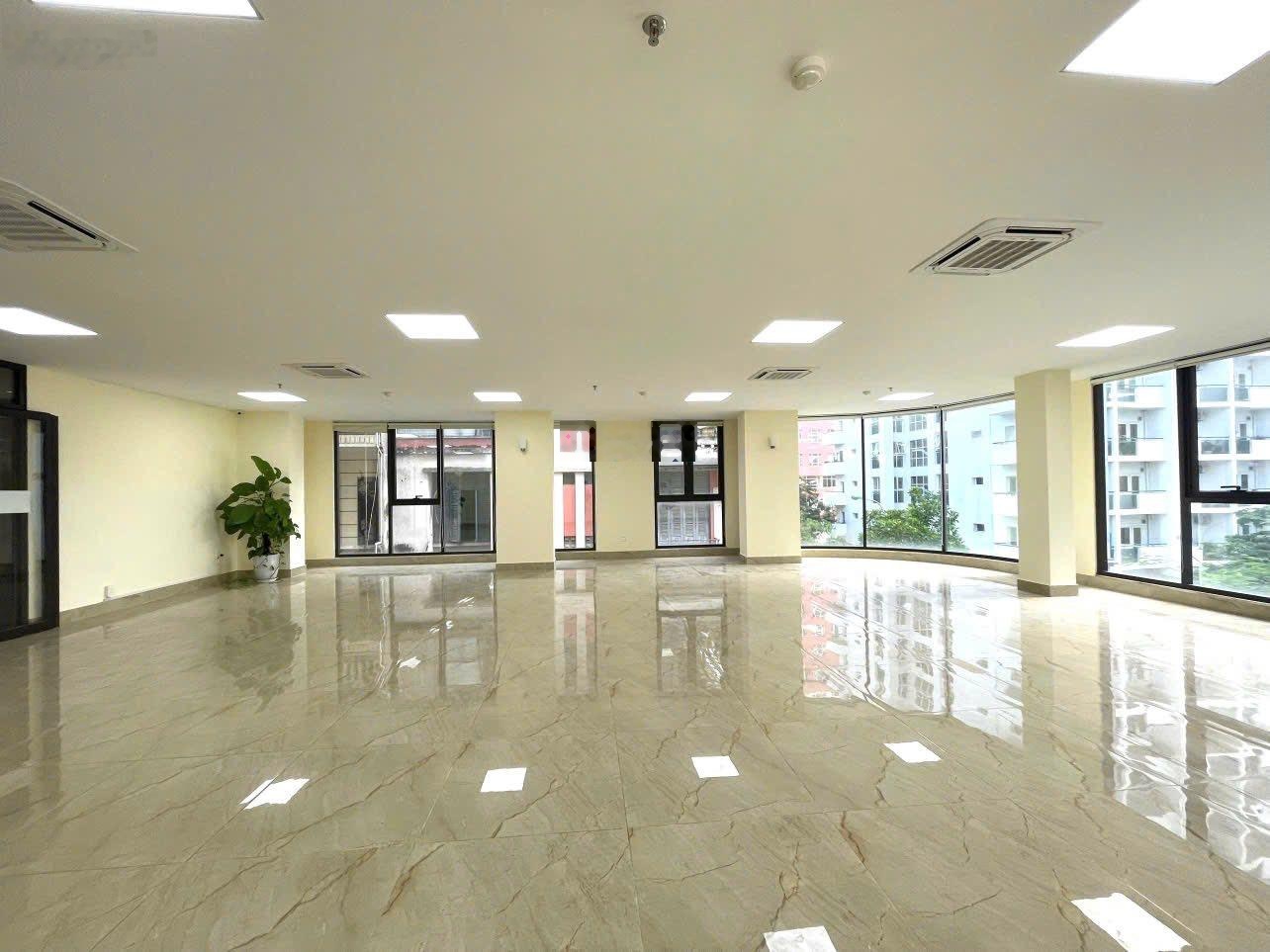 Sầm uất! Sàn 60m2 mới 100% mặt phố Nguyễn Trường Tộ, giá 12tr/tháng