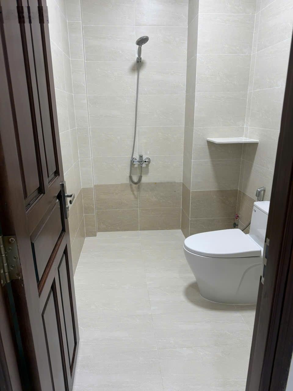 Cho thuê nhà nguyên căn 3 tầng (mới xây), hẻm ô tô thông, ra vào thuận tiện