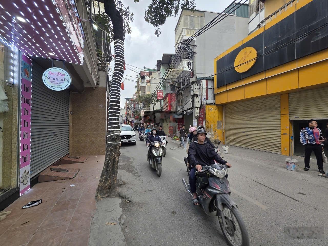 Cho thuê nhà mặt phố Định Công Thượng,Diện tích: 160m2 thông sàn, Mặt tiền: 12m,mọi mô hình