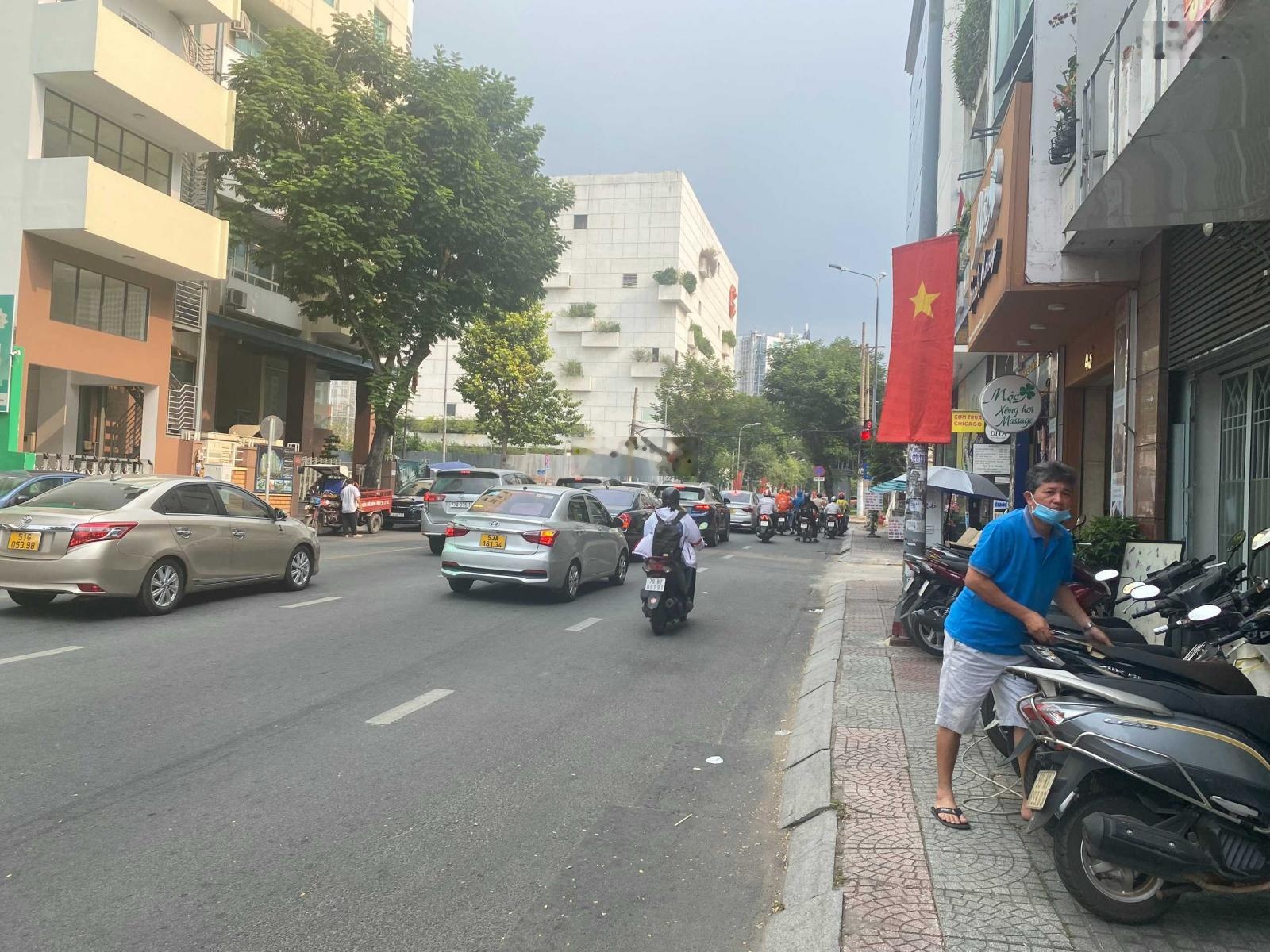 Cho thuê tòa mặt tiền số 24 Nguyễn Bỉnh Khiêm, Q. 1, DT: 12x35m, 2 hầm 1 trệt 8 lầu, DTSD: 2.000 m2