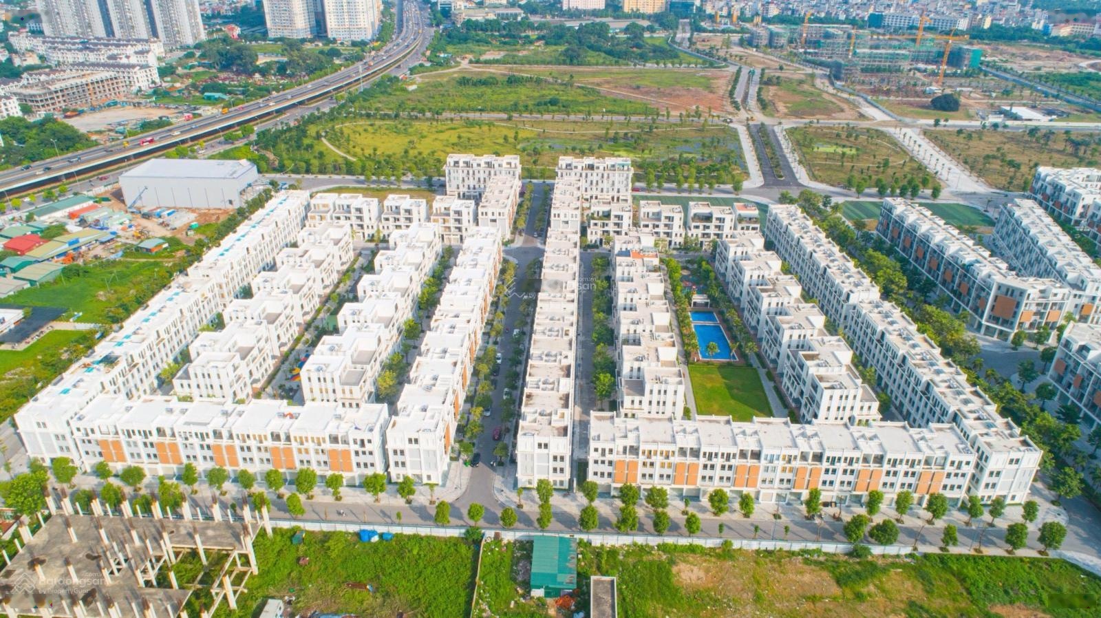 Tôi cần cho thuê sàn văn phòng thông sàn 150m2 giá chỉ từ 21 triệu, full nội thất