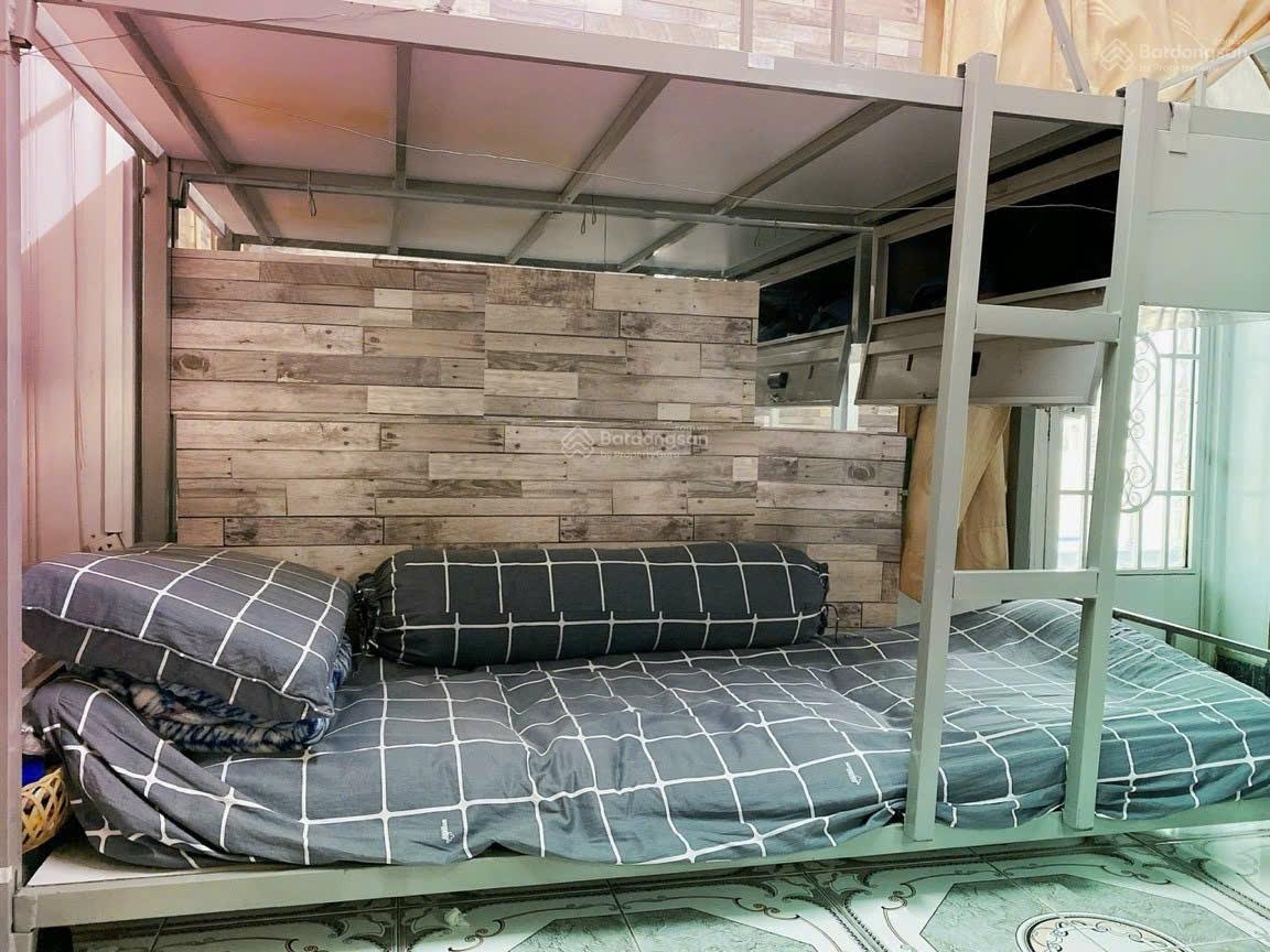 Ở ghép giường tầng sát bên DH Nguyễn Tất Thành