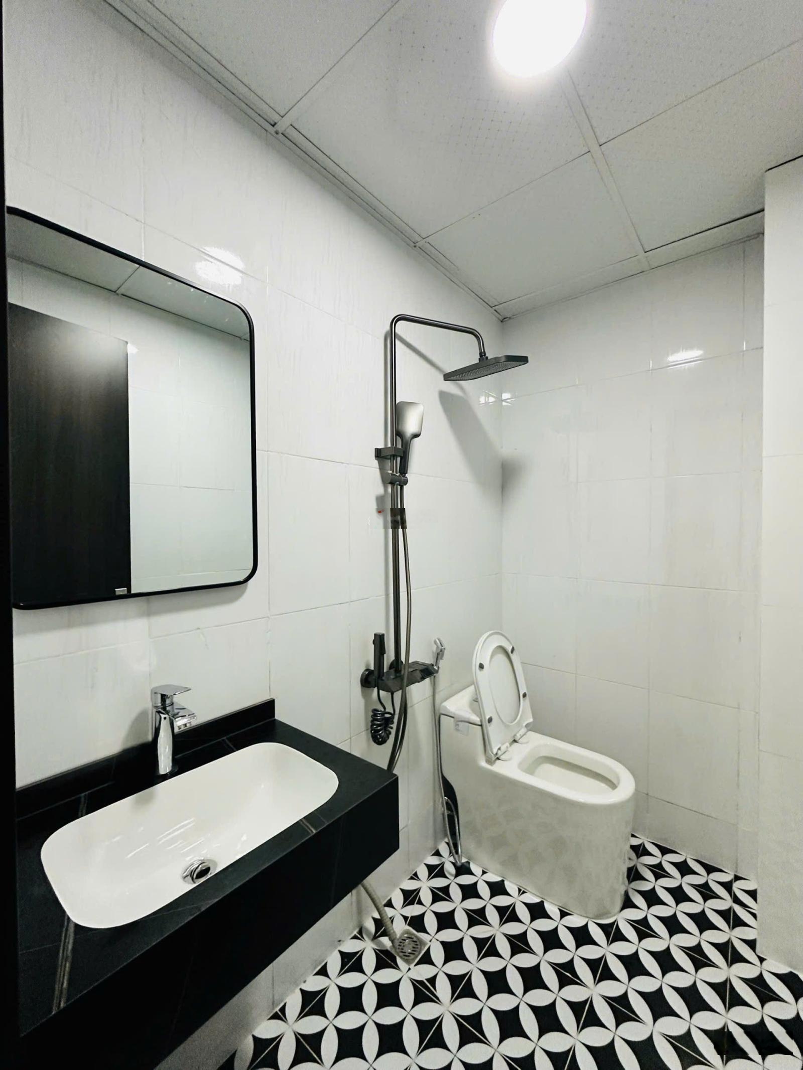 Căn góc 3 mặt thoáng view toà tháp đôi siêu đẹp. Tầng dưới 10 đi lại thuận tiện chống ồn tuyệt đối