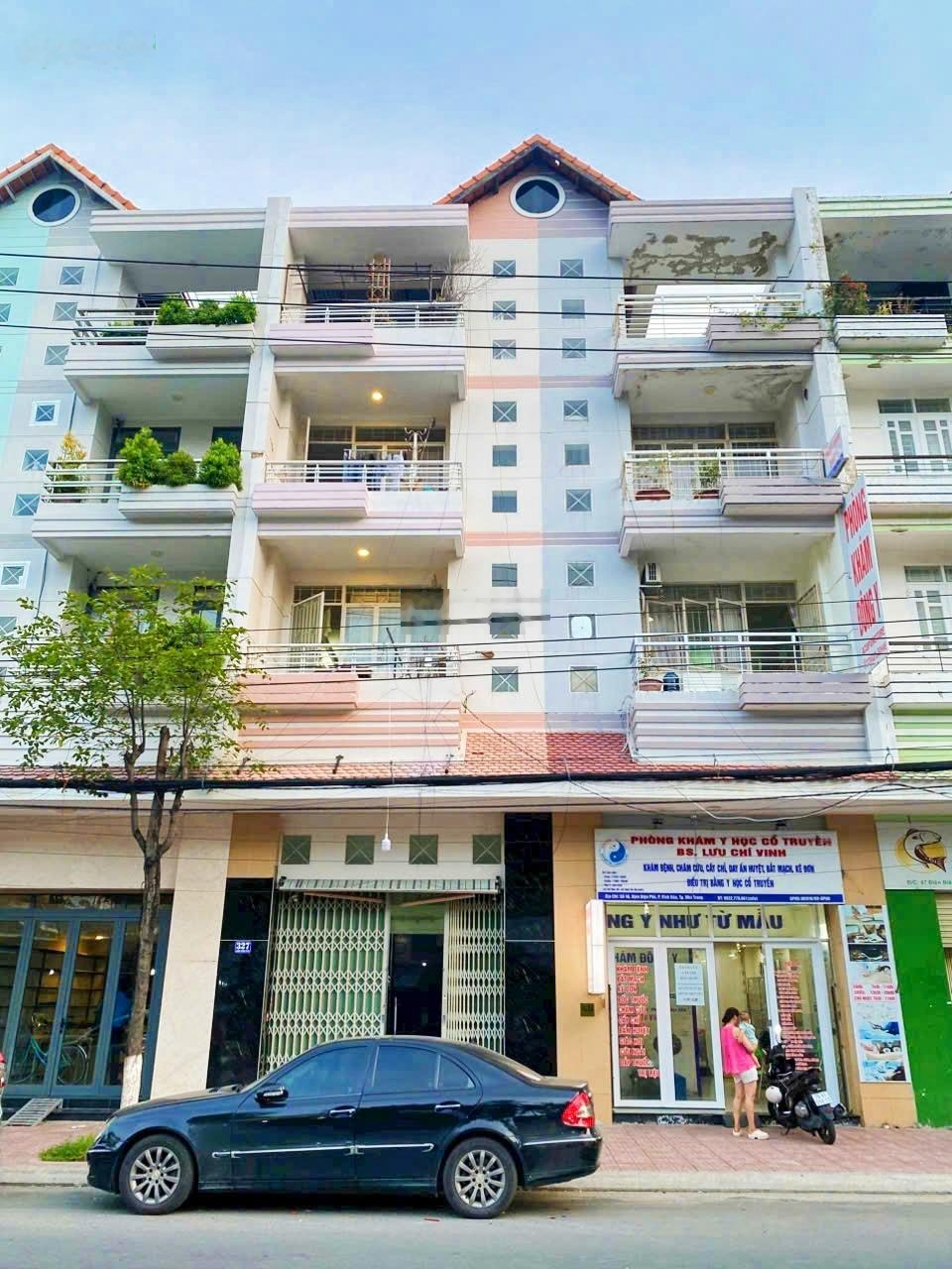 Khách sạn 5,5 tầng Điện Biên Phủ, cách biển Hòn Chồng: 800m. Giá: 13,8 tỷ