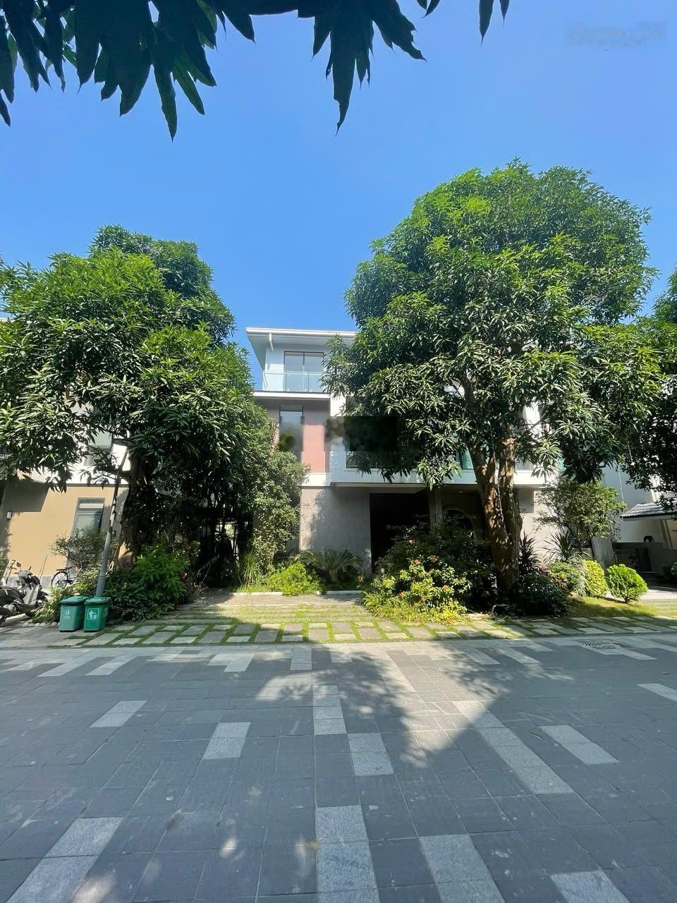 Bán biệt thự đảo Ecopark, diện tích 300m², hướng Đông Nam, mặt hồ rộng 50m, giá tốt