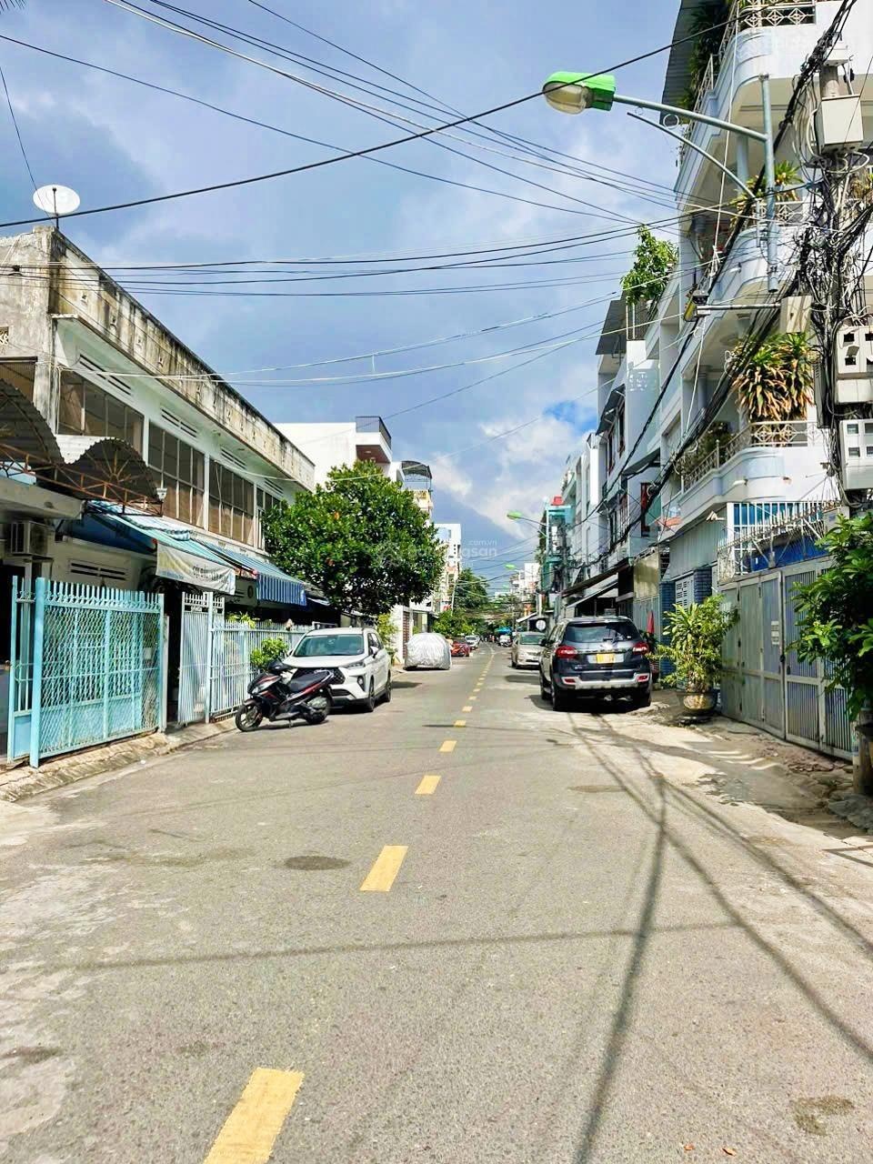 Mặt tiền Nguyễn Hữu Huân, ngang hơn 12m * cách biển Trần Phú: 800m. Giá: 26 tỷ