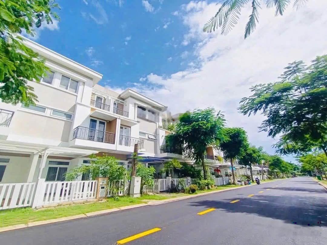 Chủ gửi căn nhà thô hướng Đông Nam, 75m2 giá tốt nhất khu Lovera park. LH em Tú để xem