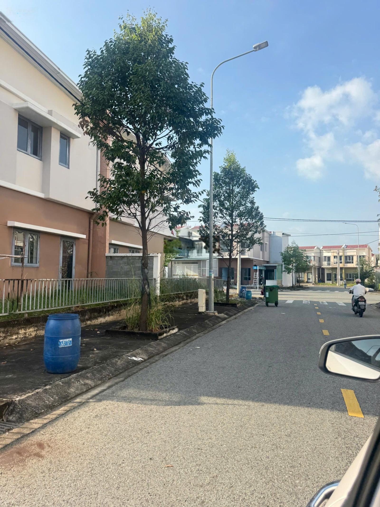 Bán căn 2 tầng KĐT Oasis City, trục đường đẹp, dân ở đông, gần trường mầm non, 85m2