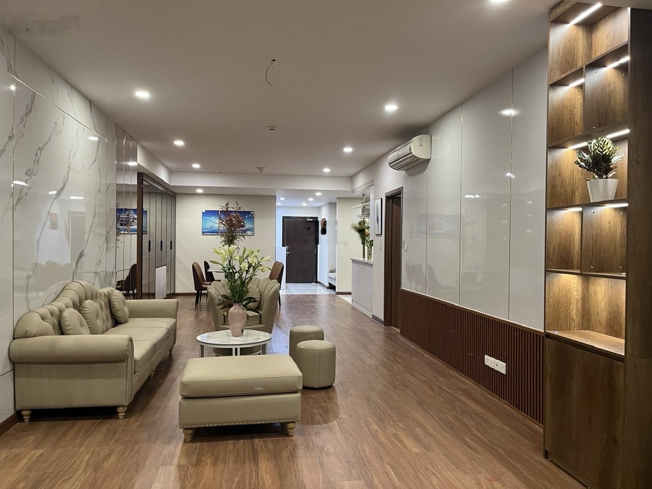 Chính chủ cho thuê căn góc view hồ tây tại Discovery Complex, DT 210M2, 4PN,3WC, Full nội thất