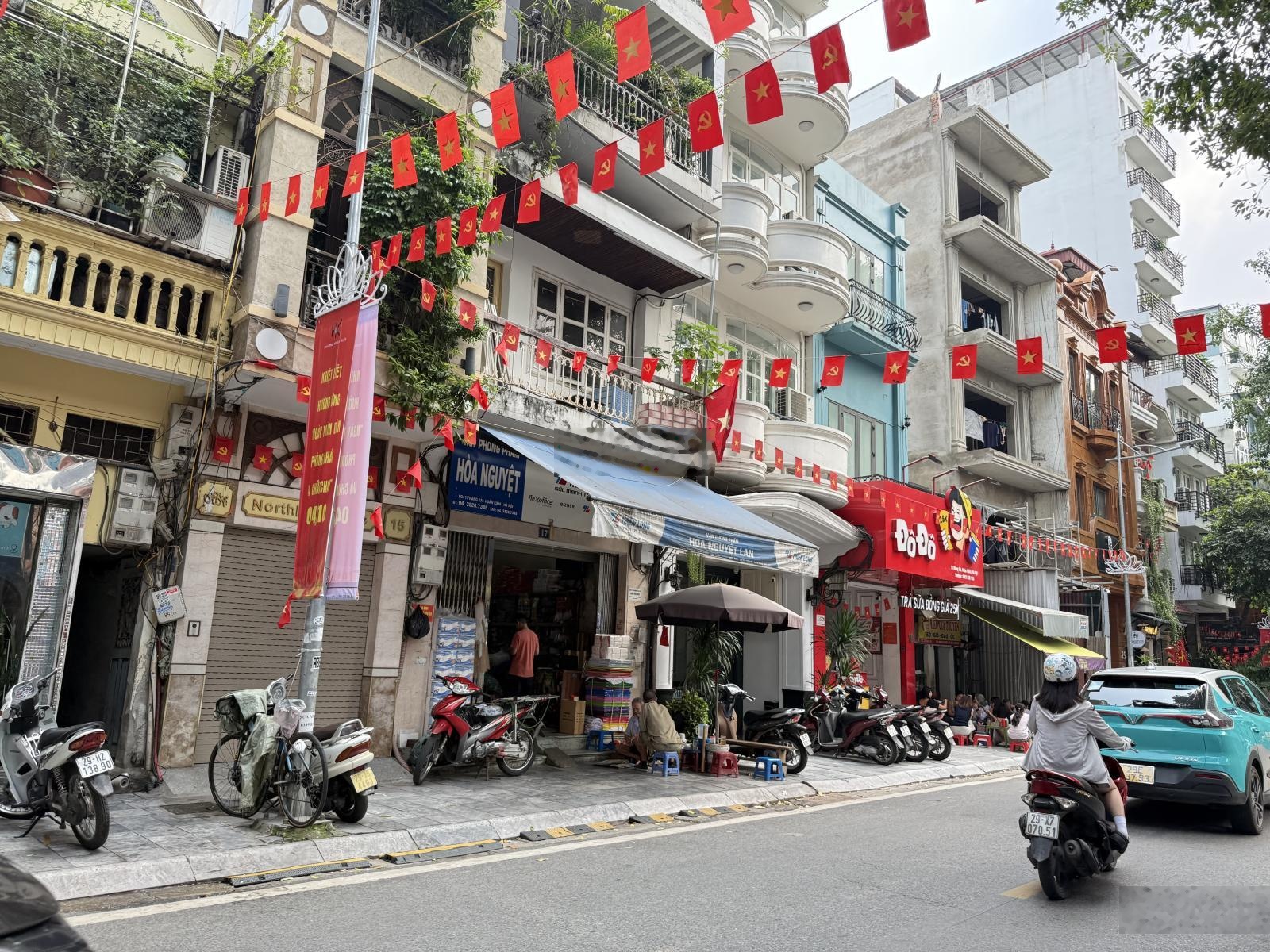 Bán nhà mặt phố đường Trần Hưng Đạo, 70 m2, 5 tầng, MT 6,5m, 1 sổ 1 chủ hiếm nhất phố Tây