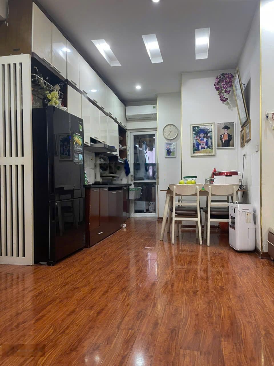 Bán căn 2 phòng ngủ 2wc 58m2 view hồ hướng Đông Nam tòa VP5 Linh Đàm, sổ đỏ chính chủ, giá 4,6 tỷ