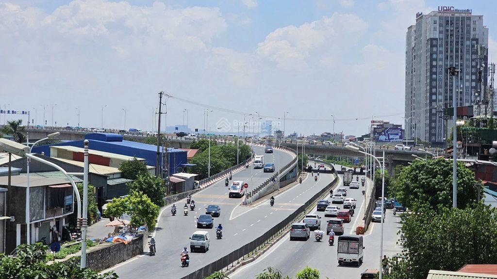 Cho thuê nhà khép kín mặt đường đê Nguyễn Khoái