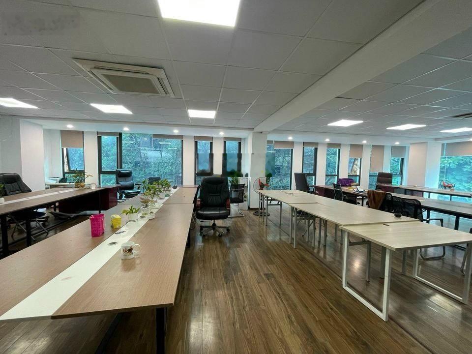 Sàn văn phòng mặt tiền đường Võ Văn Tần diện tích 160m2 hỗ trợ full nội thất văn phòng