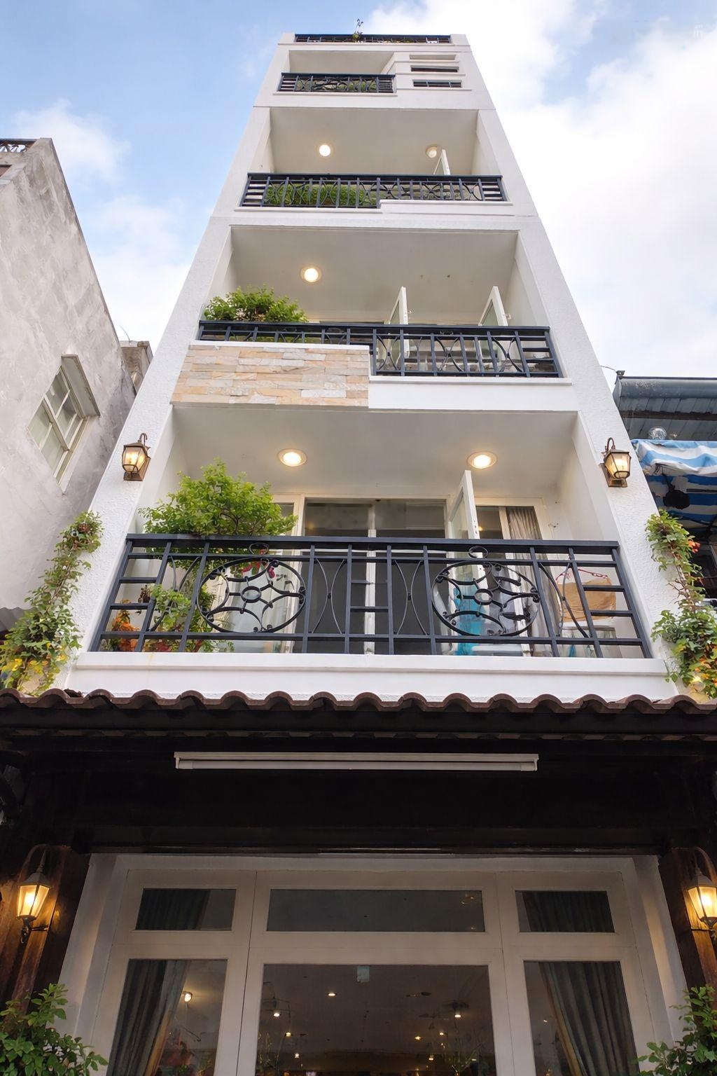 Nhà đẹp sát chợ nguyễn tri phương kế trường quốc tế việt úc 5 tâng btct với 4pn master hẻm xe thông