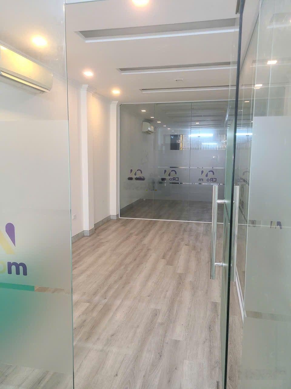 Cho thuê văn phòng tầng 3 nhà mặt phố nguyễn khang, có thang máy