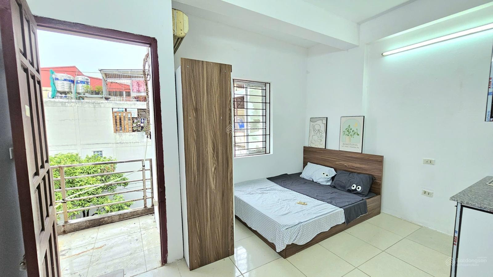 Phòng ban công thoáng 157 Chùa Láng