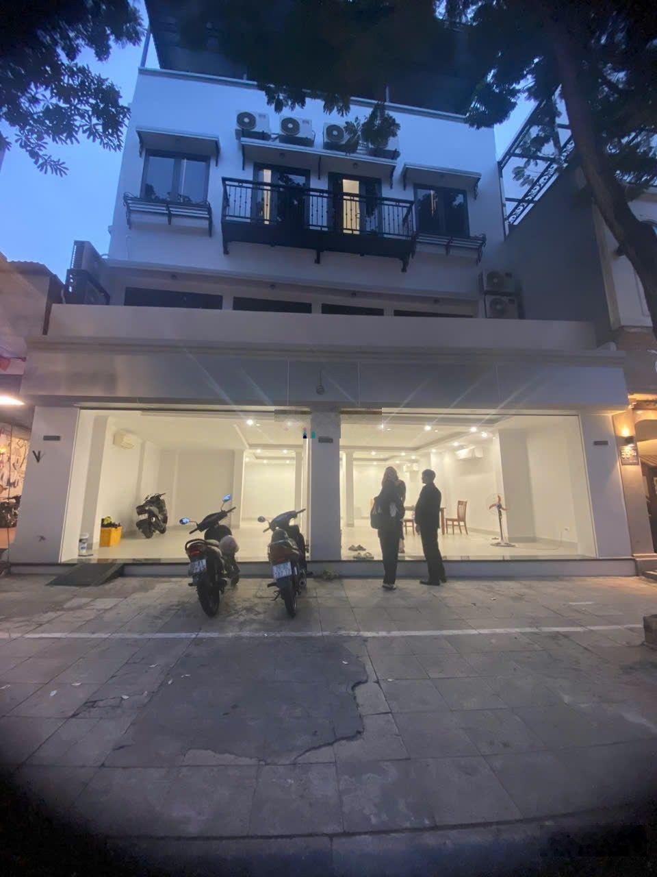 Cho thuê nhà mặt phố Lý Thường Kiệt, diện tích 200m x 8 tầng, mặt tiền 10m, giá thuê 360 triệu