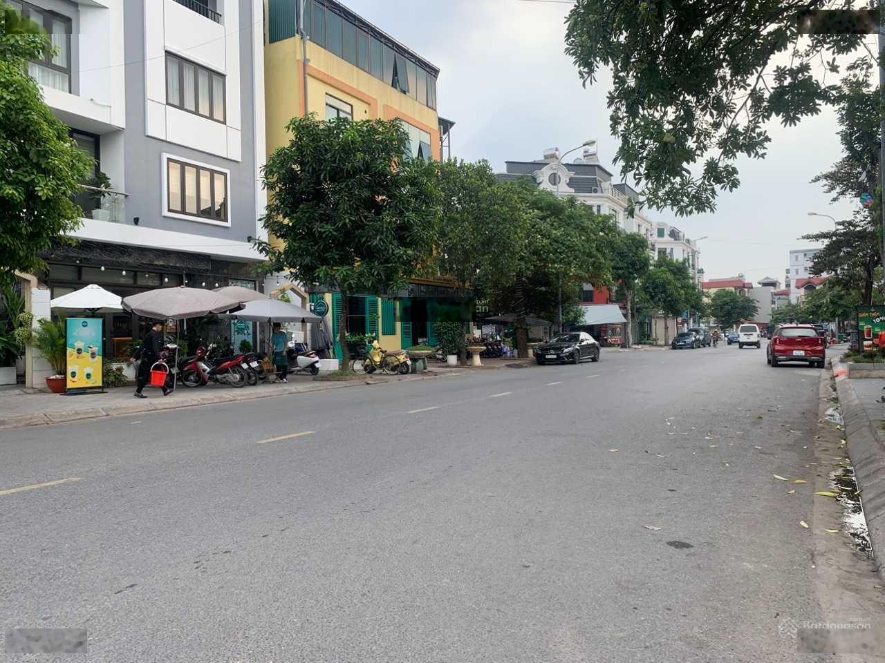 Bán gấp: 255m2, mặt tiền: 13m, đường 17m, khu 31ha, Trâu Quỳ, Gia Lâm. Kinh doanh dòng tiền ổn định