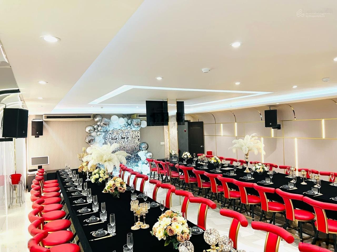 Cho thuê nhà mặt tiền số 242 Trần Hưng Đạo, Quận 1, DT: 10x20m, 1 trệt 1 lầu, DTSD 400m2