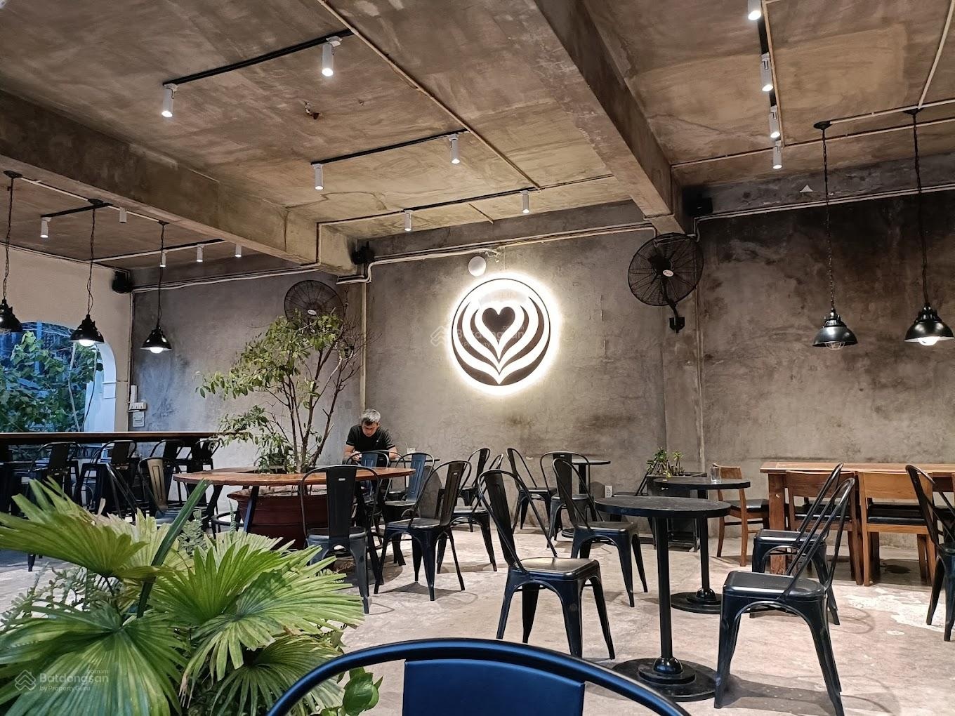 Cho thuê nhà góc 2MT Nguyễn Thái Bình, Quận 1. DT: 8x30m. 1trệt 2 lầu. DTSD: 450m2