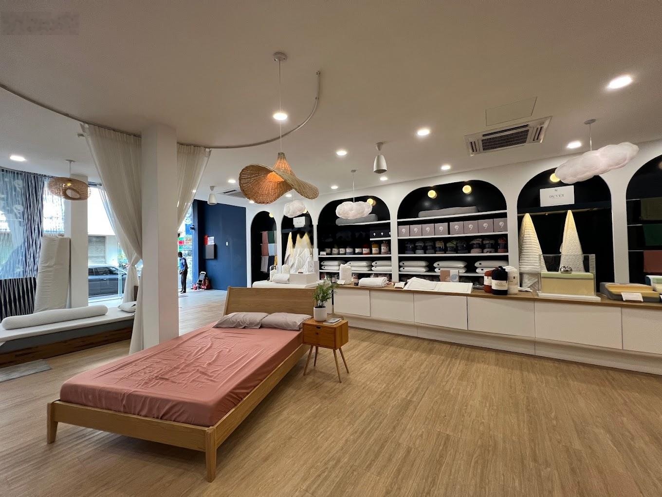 Cho thuê nhà mặt tiền Hai Bà Trưng, Quận 3. DT: 8x10m. 1 trệt 2 lầu. DTSD: 500m2