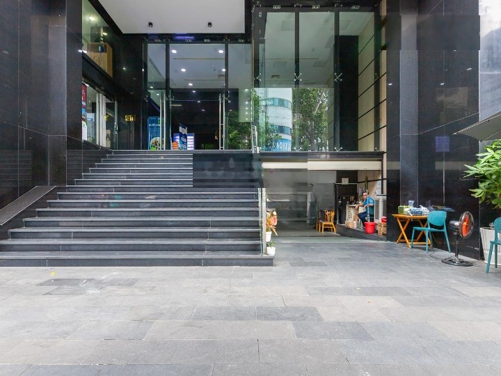 Cho thuê tòa nhà Nguyễn Trãi, phường Bến Thành, Quận 1. Dt: 30x35m. 2 hầm, 11 lầu, thang máy