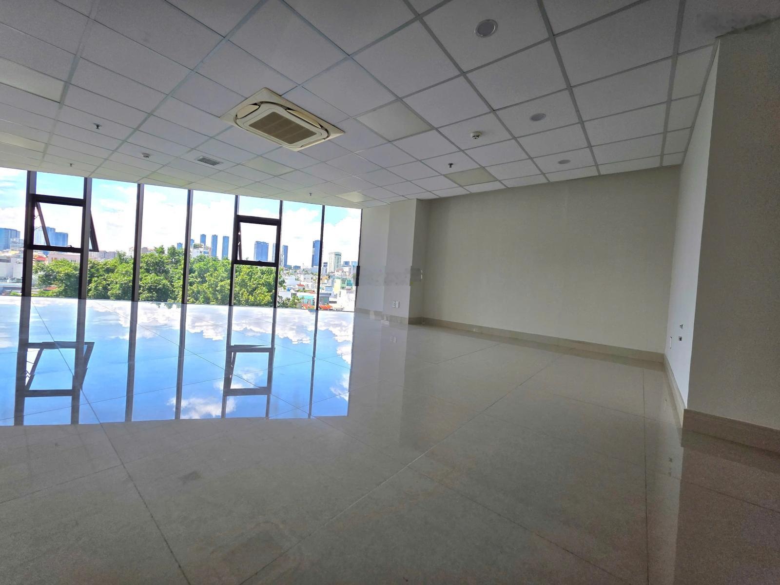 Cho thuê văn phòng lầu 1 DT 303 m2 ở Bình Thạnh sát Q1