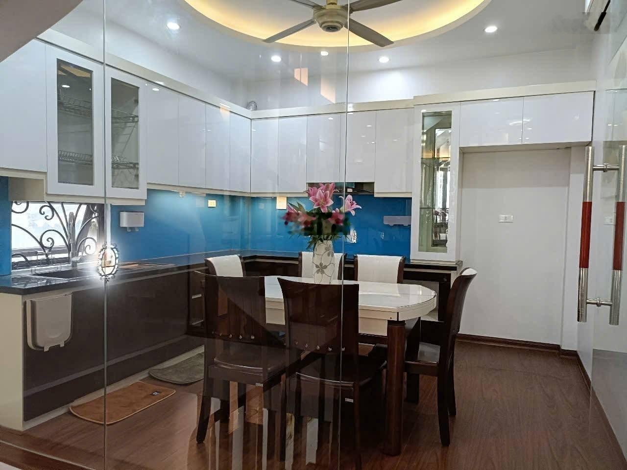 Mặt ngõ rộng, lô góc P. Thanh Nhàn, nhà đẹp ở ngay, kinh doanh tốt, SĐCC 38m2