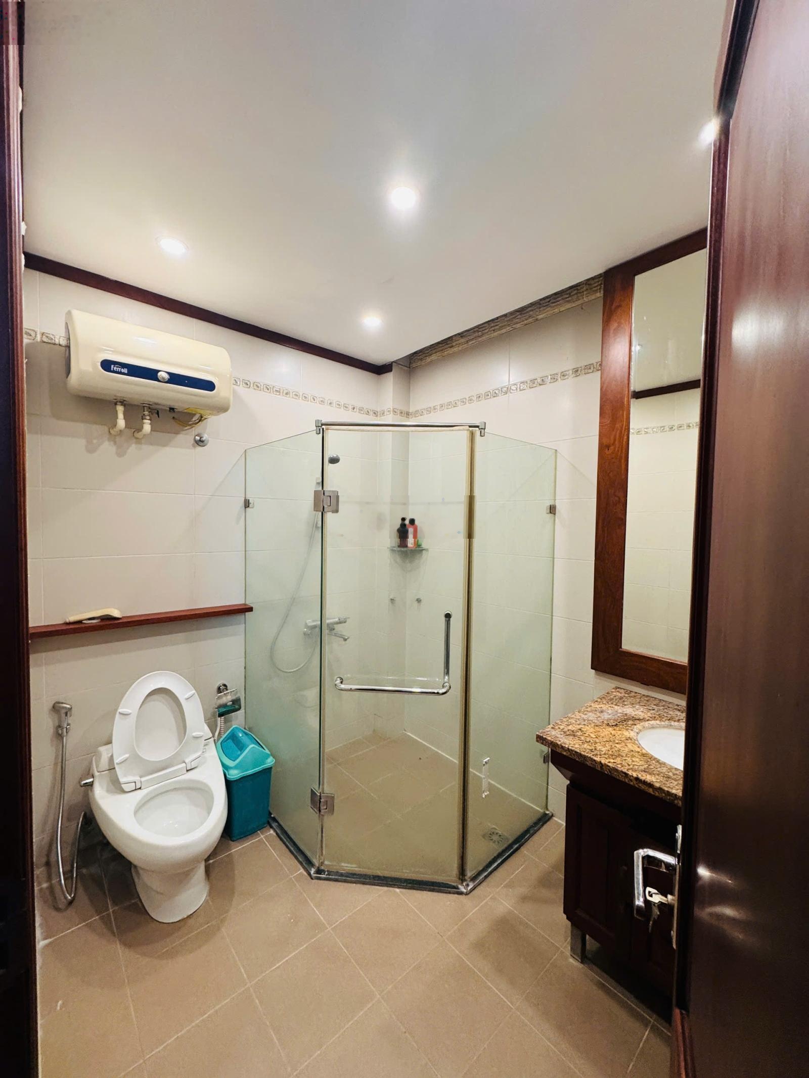 Cho thuê nhà nguyên căn phố ngọc thụy vỉa hè ô tô tránh sát công viên