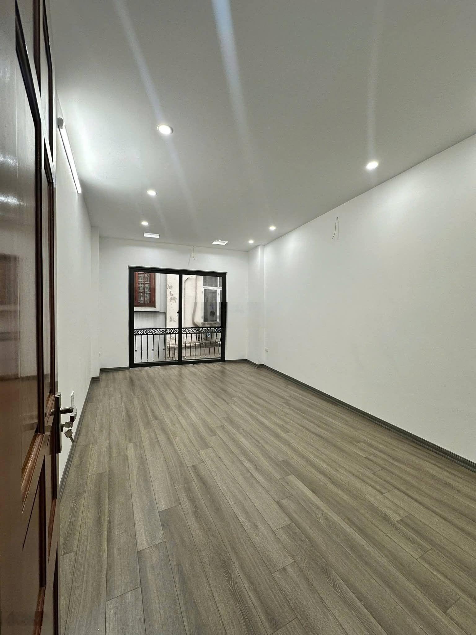 Duy nhất một căn phố Đê La Thành, Đống Đạ. DT40m2x5T thang máy, cách oto đậu 15m, ngõ rộng thoáng.