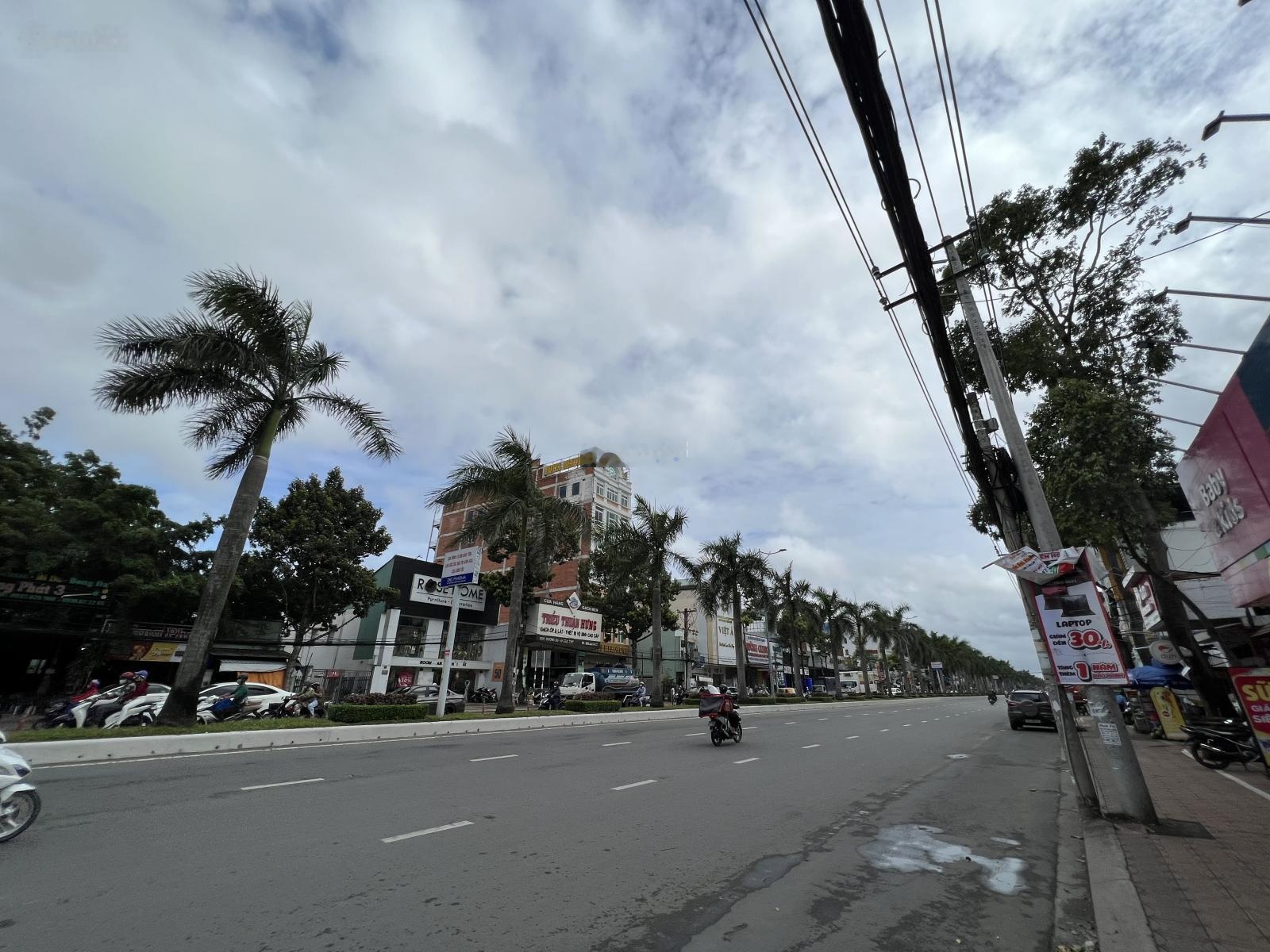 Cần bán đất lớn đường 3/2 Xuân Khánh, Q. Ninh Kiều, Cần Thơ. Mặt tiền 39m tổng hơn 3.000m2 thổ cư