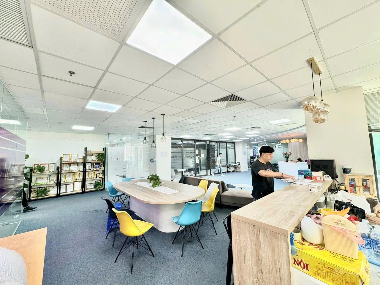 Cần cho thuê văn phòng tại Phố Khúc Thừa Dụ, Cầu Giấy 180m2 30tr