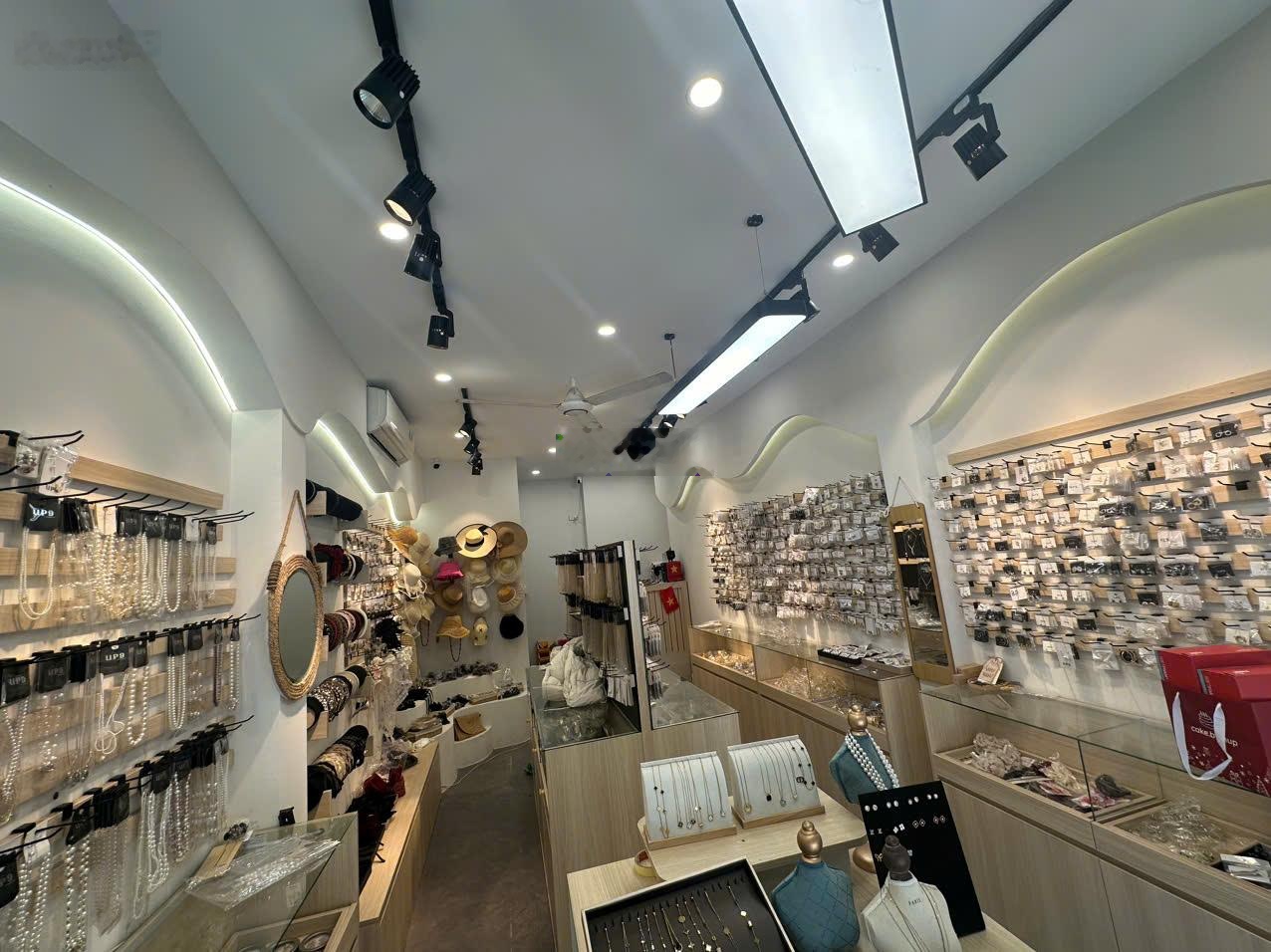 Siêu hiếm! Sang nhượng cửa hàng mặt phố lớn giá thuê rẻ nhất phố 12tr/1 tháng 35m2