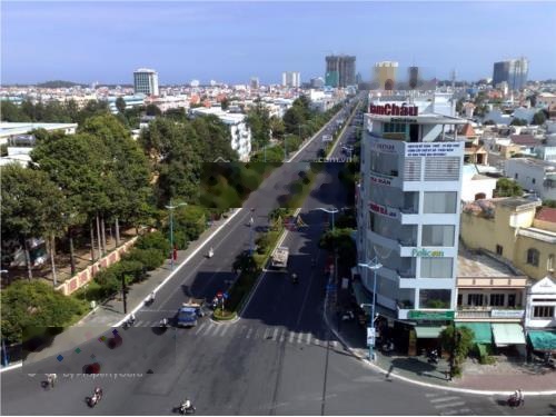 Bán đất tặng nhà 3 tầng mặt tiền Hàm Nghi, con đường thương mại sầm uất, cách sân bay chỉ 200m