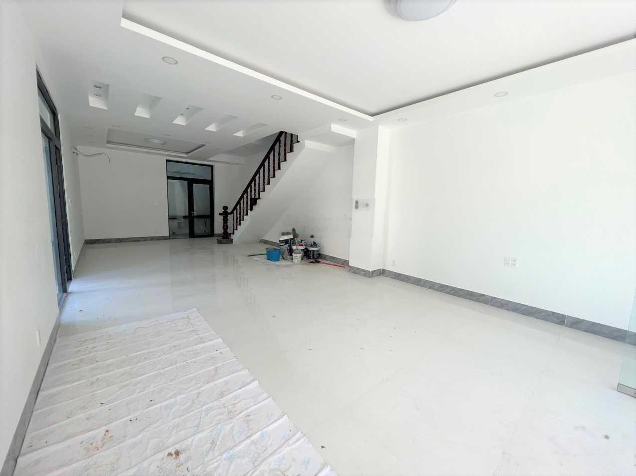 Cho thuê nhà mới 1 trệt 3 lầu, giá 11 triệu/th, nằm trung tâm TP Tân An