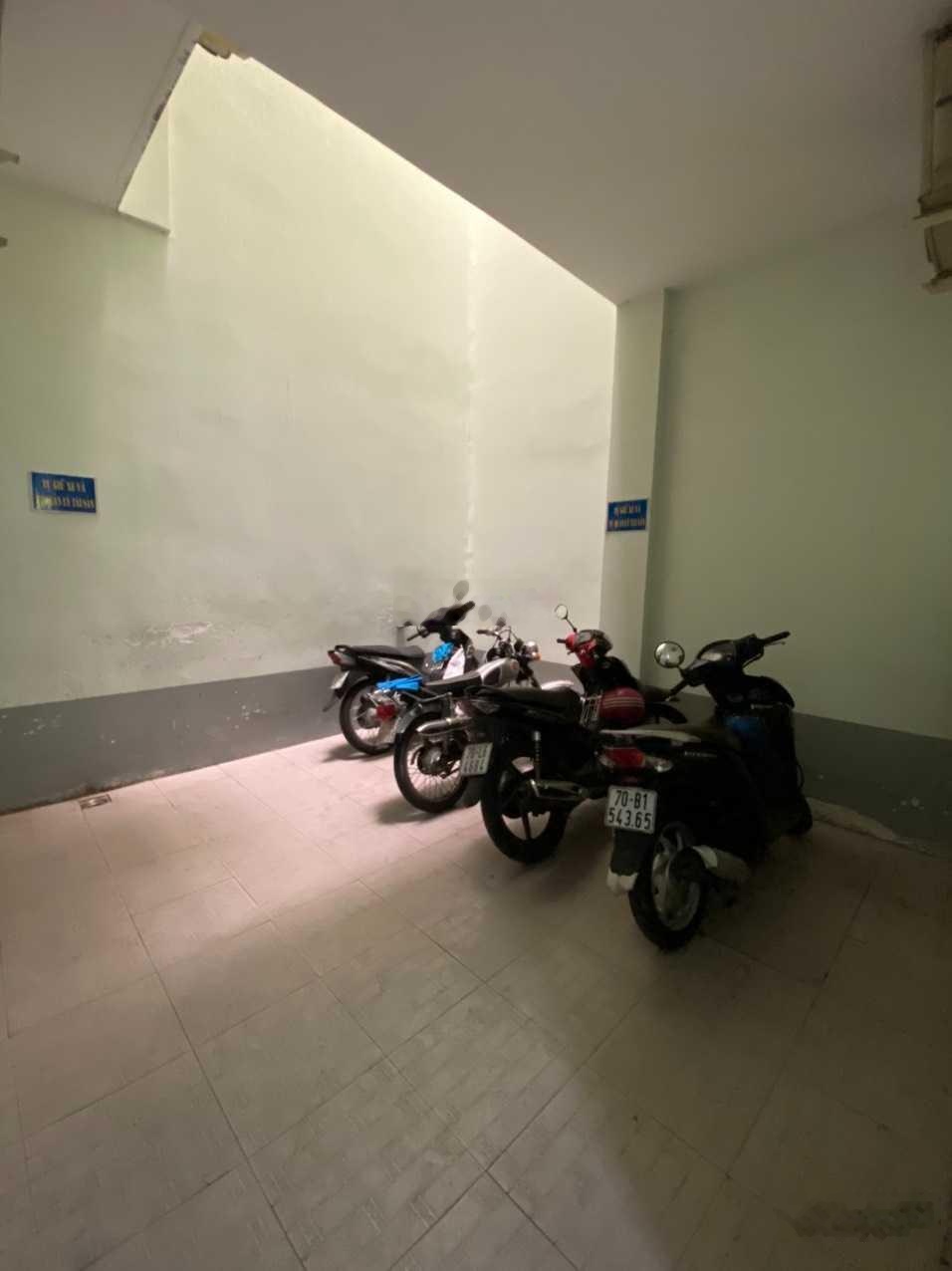 Căn hộ lầu 1 có ban con cực rộng ngay trung tâm Phường 1, Quận 3, giáp Q. 1 và Q. 5