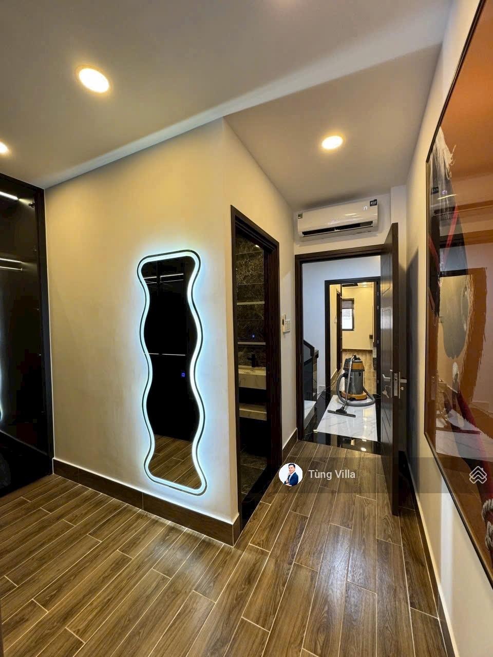 Villa Phú Mỹ Hưng gần trường Quốc tế Canada BCIS vị trí góc công viên 9mx20m cần chuyển nhượng 2025