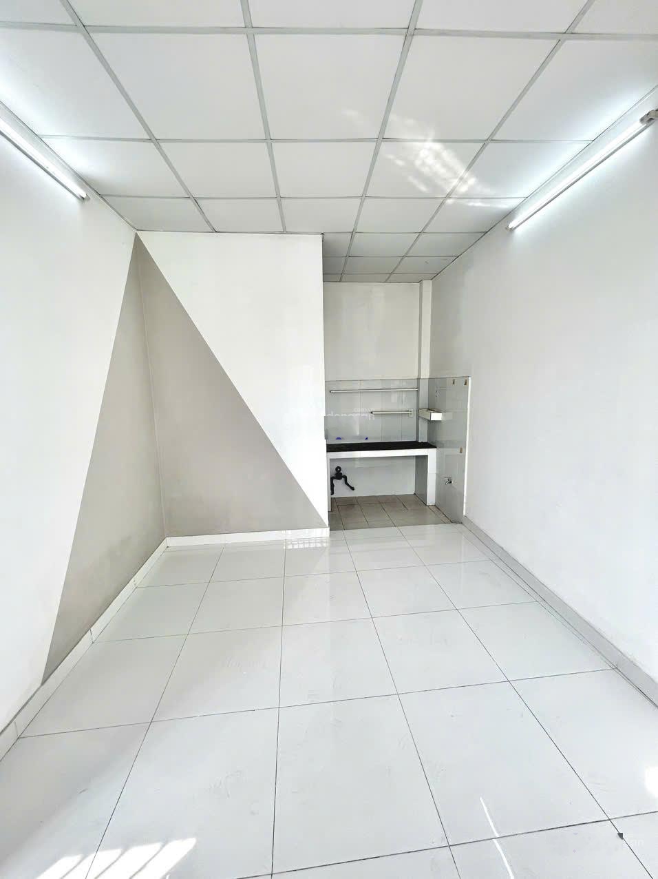 Cho thuê phòng studio, cửa sổ trời, thoáng mát, ngay đường Nguyễn Duy Trinh